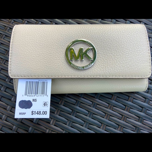 Michael Kors Handbags - Michael KORS Beige wallet NEW